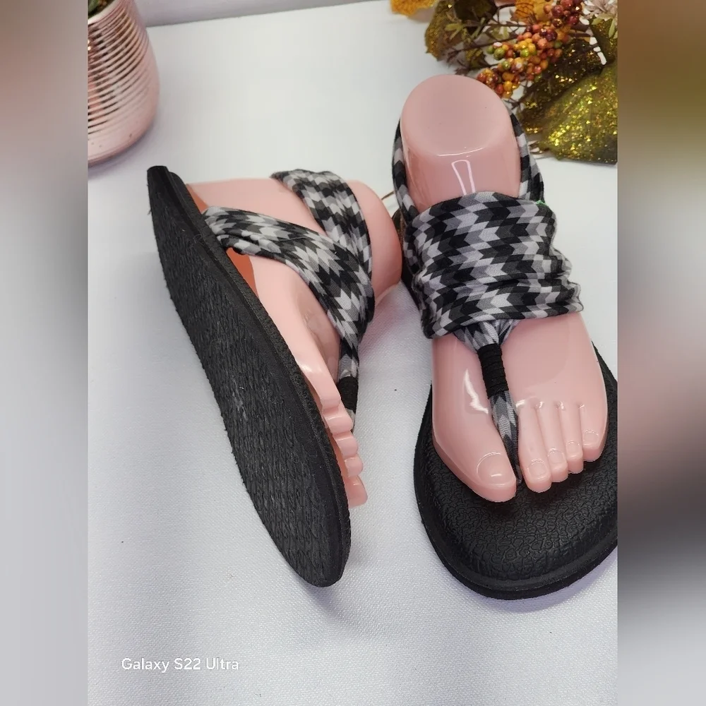 Sanuk Black and White Women's Sandals